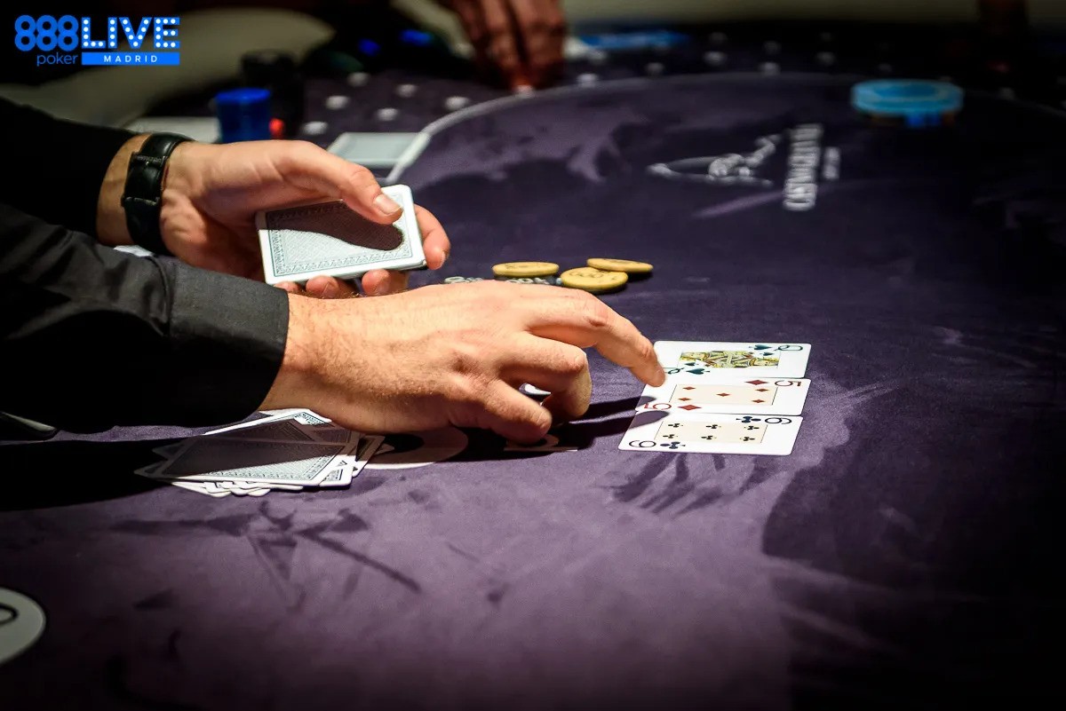 Dealer împărțind cărți la poker