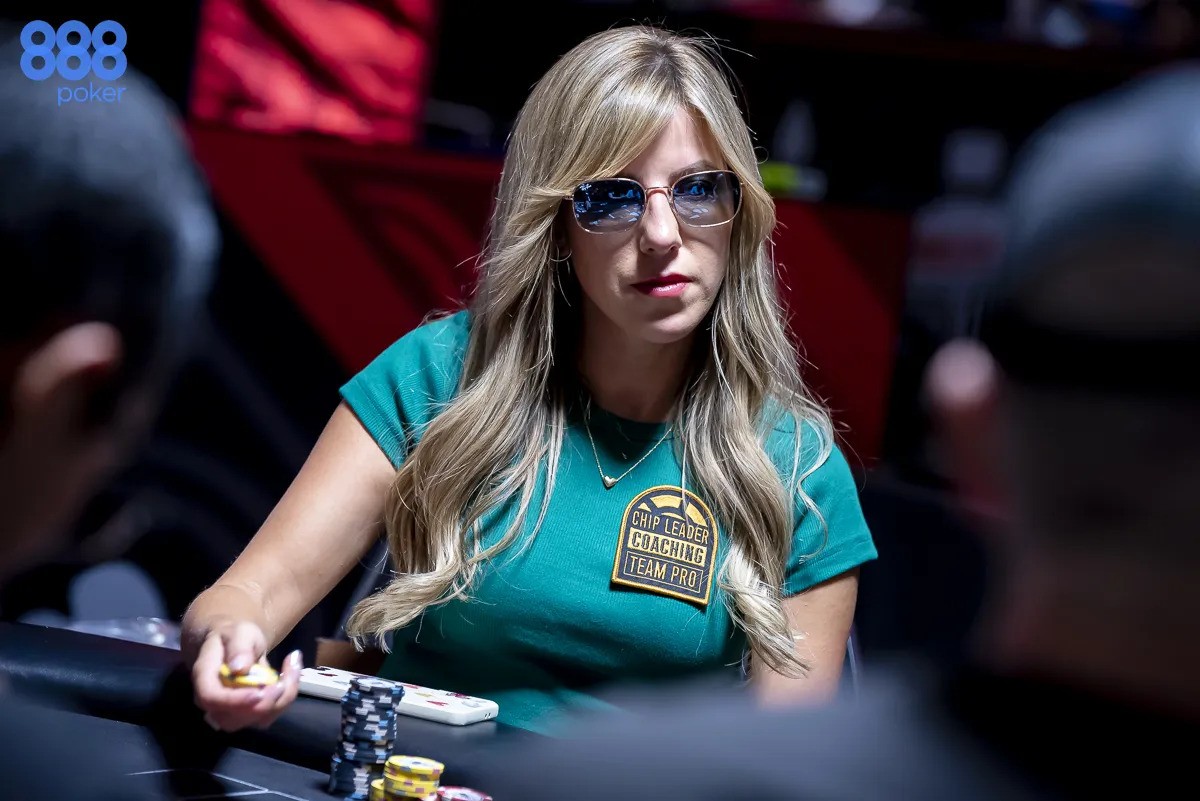 8 dintre cei mai frumoși jucători și jucătoare de poker - Kristen Fox