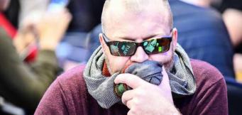 Cum să-ți dai seama dacă cineva blufează la poker: limbajul corpului